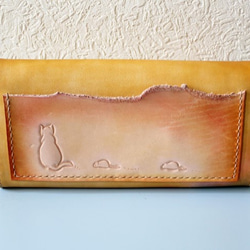 通帳も入る長財布　かぶせ財布　寄り添いブランコ猫  革製品 3枚目の画像