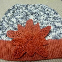 花モチーフ付帽子－赤花 1枚目の画像