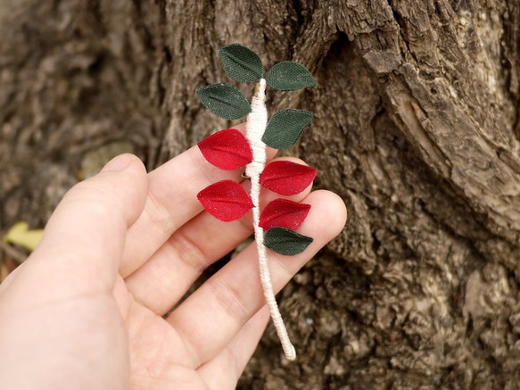 50％オフセール【還暦のお祝いにも】葉のコサージュ・ブローチ（赤×緑） 2枚目の画像