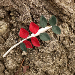 50％オフセール【還暦のお祝いにも】葉のコサージュ・ブローチ（赤×緑） 3枚目の画像