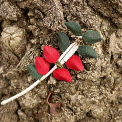 50％オフセール【還暦のお祝いにも】葉のコサージュ・ブローチ（赤×緑） 4枚目の画像