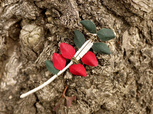 50％オフセール【還暦のお祝いにも】葉のコサージュ・ブローチ（赤×緑） 4枚目の画像
