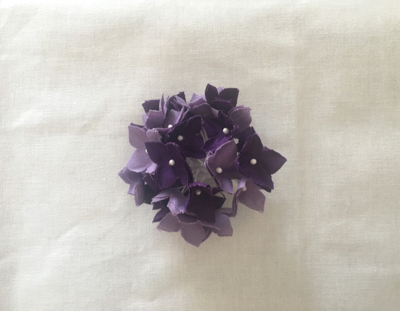 50％オフセール　アジサイのコサージュ(紫2色) 3枚目の画像