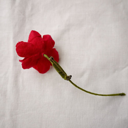 50％オフセール【還暦のお祝いにも】小さなアネモネのコサージュ・ブローチ（赤） 4枚目の画像