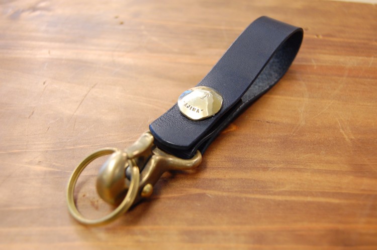真鍮コンチョ付きキーホルダー　ブッテーロ革仕様/名入れ可能/総手縫い仕上げ/メンズ・レディース/プレゼント/真鍮コンチョ
