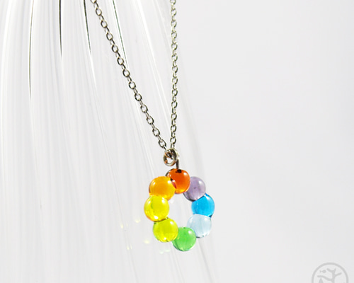 虹色を一粒ずつ『ポン・デ・ペンダント』8色のガラス ネックレス