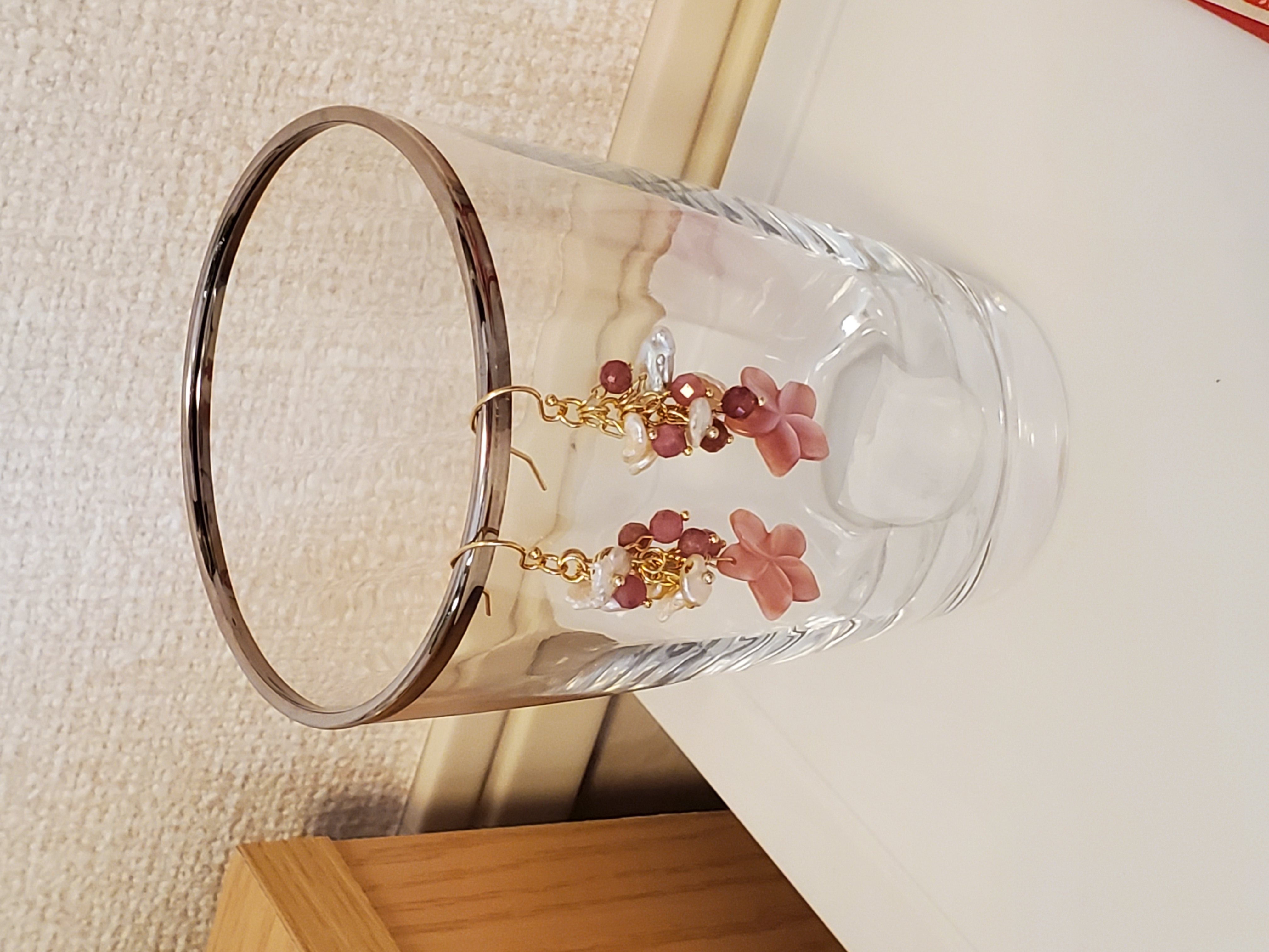 14kgf  プルメリア型のピンクシェルと淡水パールのピアス