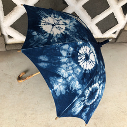 天然藍染め　有松鳴海絞り日傘 3枚目の画像