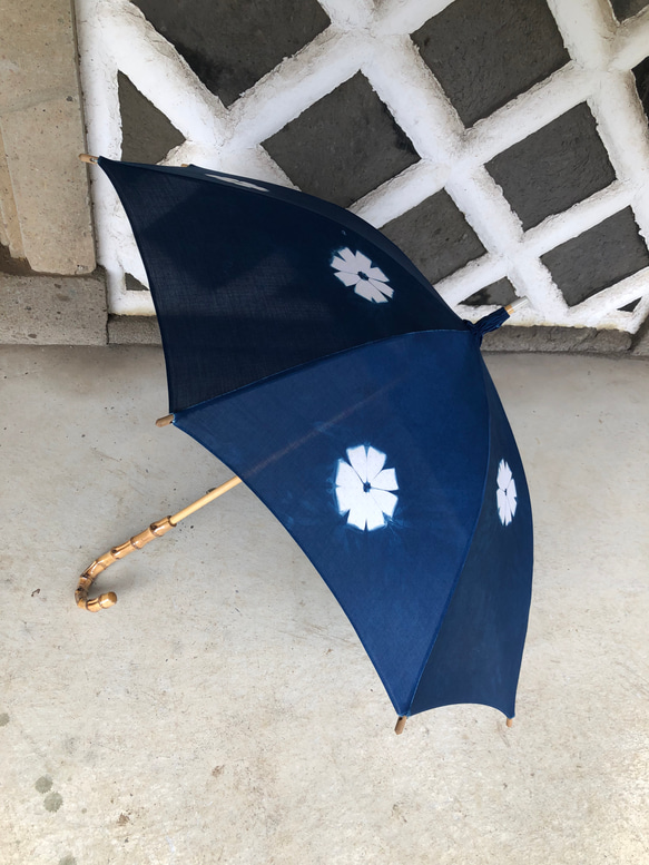 天然藍染め　板締め日傘 3枚目の画像