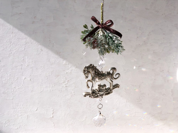 スワッグと木馬のサンキャッチャー　クリスマス 1枚目の画像