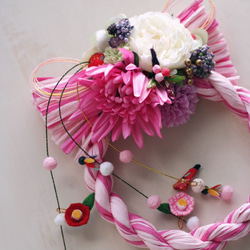 お正月　しめ縄リース　マーブルピンク　ピオニーとマム　ちりめんの椿の飾り 2枚目の画像