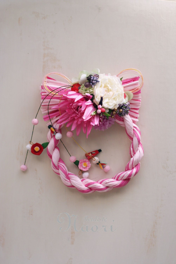 お正月　しめ縄リース　マーブルピンク　ピオニーとマム　ちりめんの椿の飾り 1枚目の画像