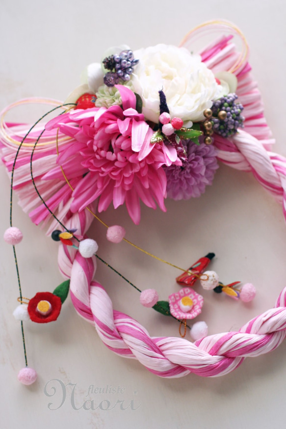 お正月　しめ縄リース　マーブルピンク　ピオニーとマム　ちりめんの椿の飾り 4枚目の画像