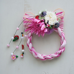 お正月　しめ縄リース　マーブルピンク　ピオニーとマム　ちりめんの椿の飾り 5枚目の画像