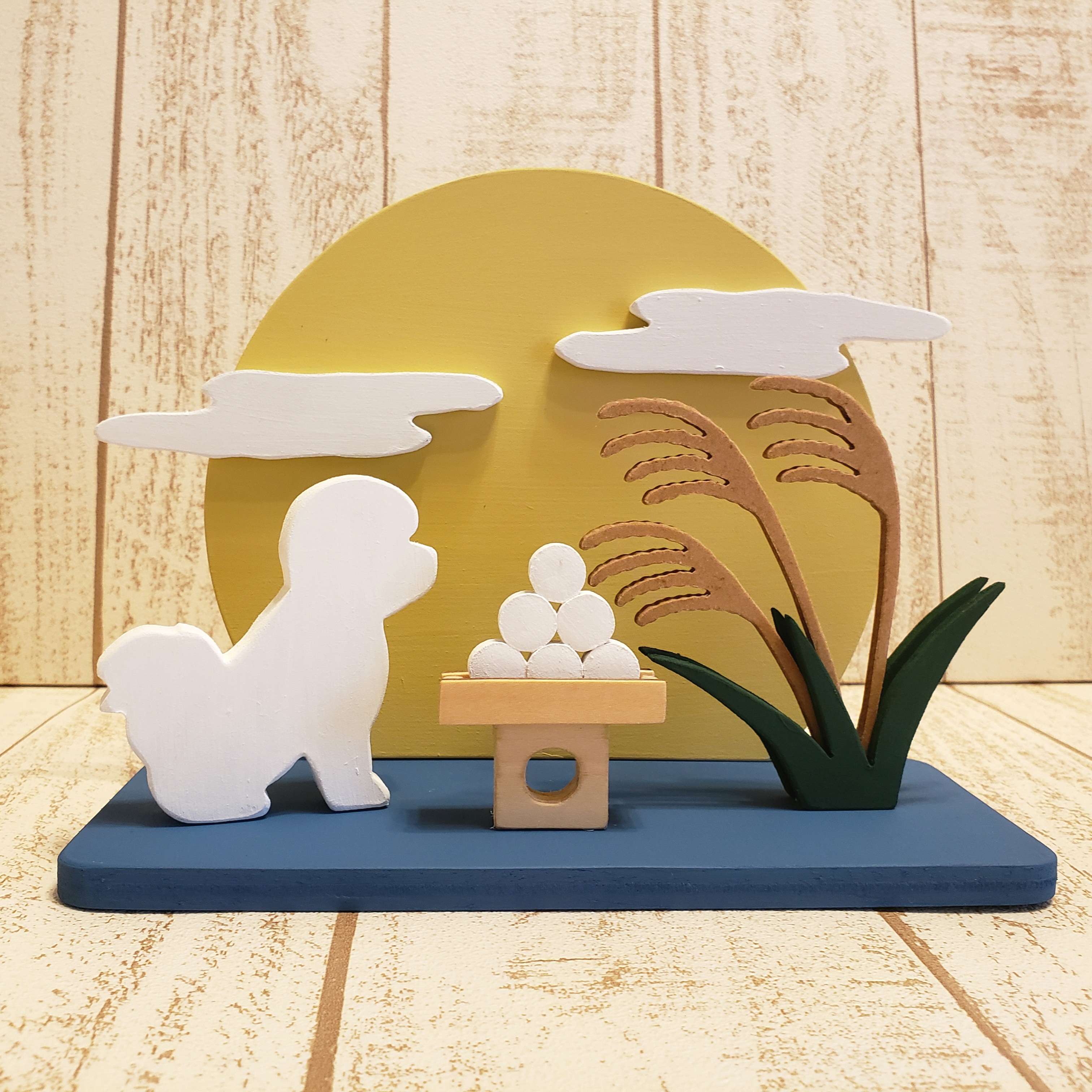 【受注制作】十五夜とビジョンフリーゼの木製置物｜お月見・中秋の名月・ススキ・月見団子付き／犬種・色変更OK