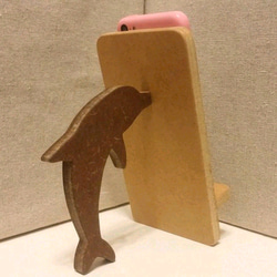由海豚支撐的手機/智慧型手機支架，天然 第1張的照片