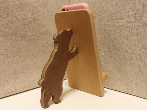 クマが支える携帯・スマホスタンド　ナチュラル 1枚目の画像