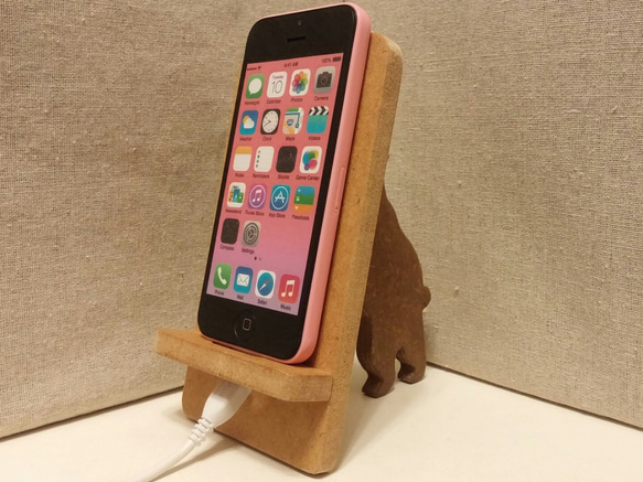 クマが支える携帯・スマホスタンド　ナチュラル 3枚目の画像