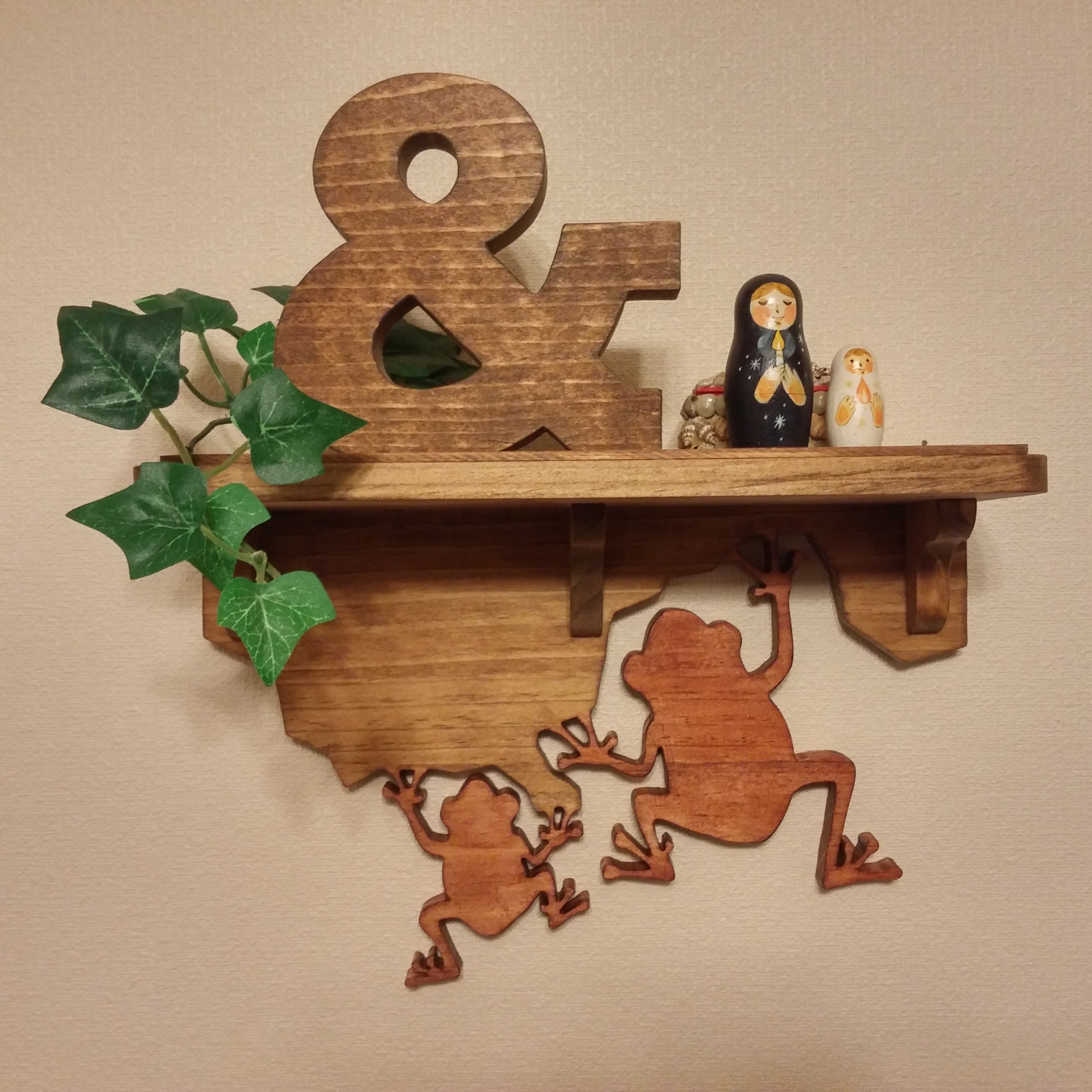 受注制作☆カエル2匹がはっている飾り棚