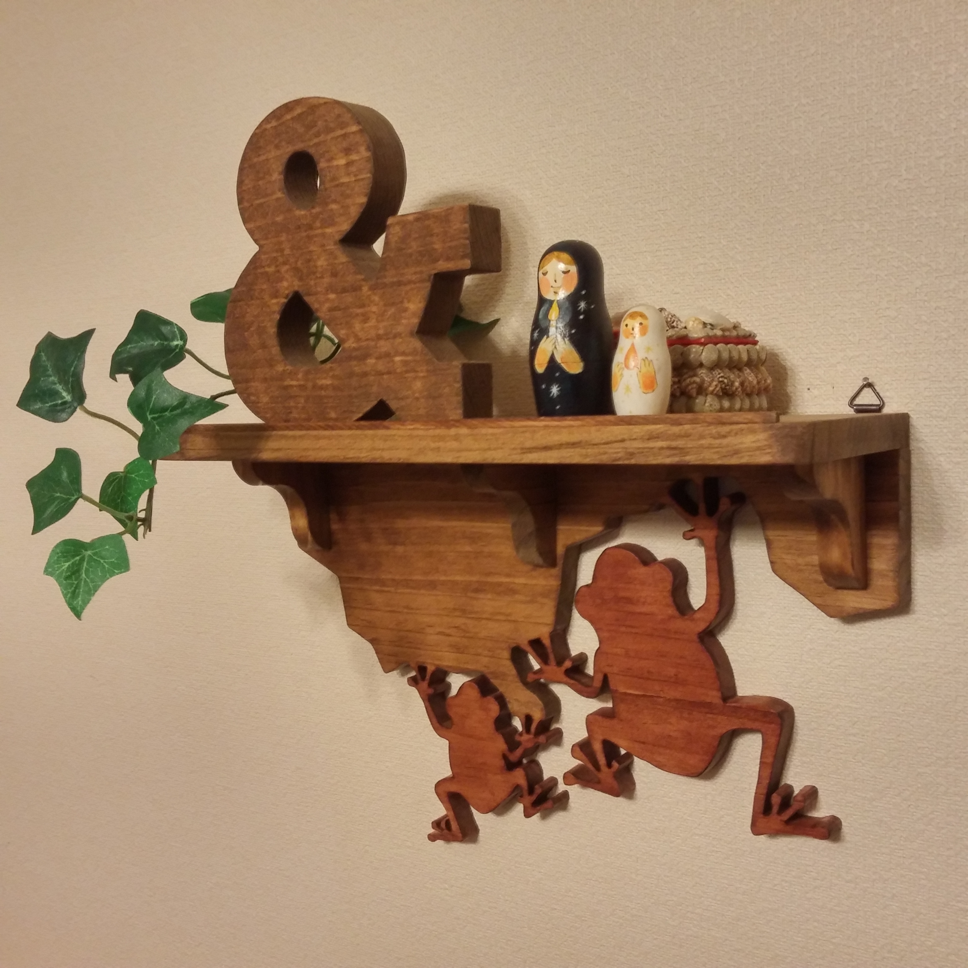 受注制作☆カエル2匹がはっている飾り棚