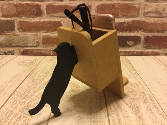 【受注制作】黒猫が支えるメガネケース付きスマホスタンド｜名入れ対応｜色変更可｜ギフトにも 1枚目の画像