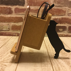 【受注制作】黒猫が支えるメガネケース付きスマホスタンド｜名入れ対応｜色変更可｜ギフトにも 2枚目の画像