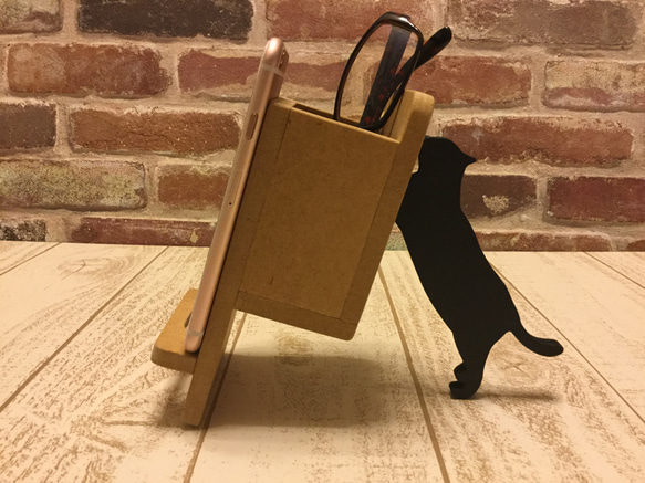 【受注制作】黒猫が支えるメガネケース付きスマホスタンド｜名入れ対応｜色変更可｜ギフトにも 2枚目の画像