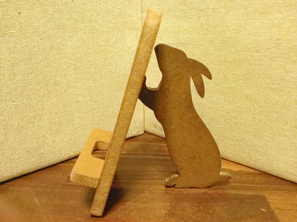 ウサギが支える携帯・スマホスタンド　ナチュラル 2枚目の画像