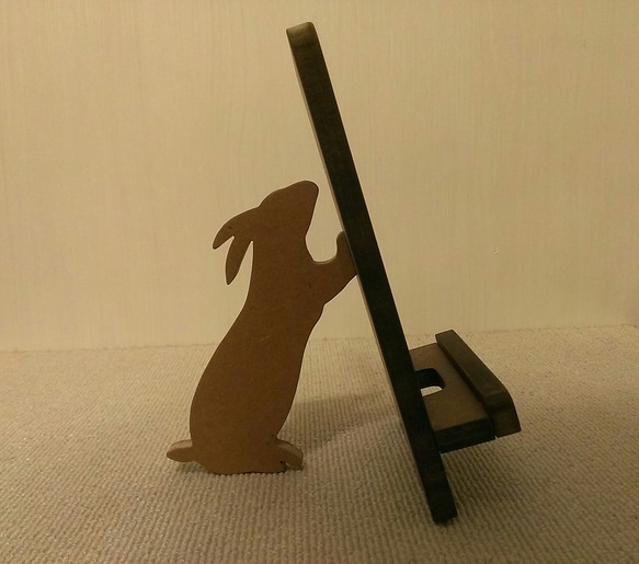 S様オーダー専用ウサギが支えるタブレットスタンド　濃茶 1枚目の画像