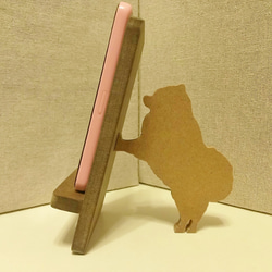 博美犬深棕色支撐的智慧型手機支架 第2張的照片