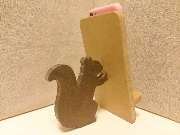 由松鼠支撐的智慧型手機支架，自然 第1張的照片