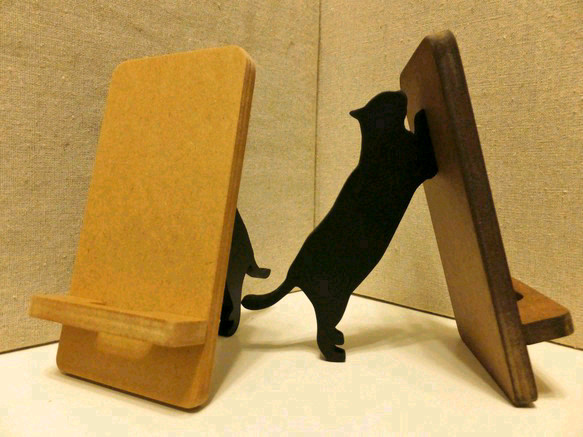 黒猫が支える携帯・スマホスタンド　台座の色が選べます 3枚目の画像