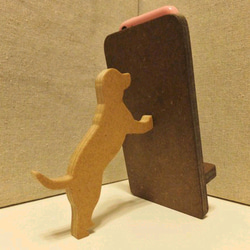 小獵犬支撐的智慧型手機支架, 深棕色 第1張的照片