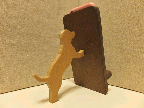小獵犬支撐的智慧型手機支架, 深棕色 第1張的照片