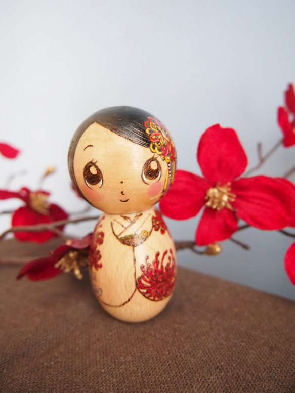木製コケシ風人形 黒い着物 花柄 木製コケシ風人形 黒い着物 花柄（華徒然×吉木千沙都 黒/白