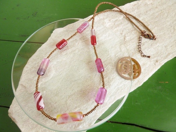 ピンクの円柱ガラスネックレス