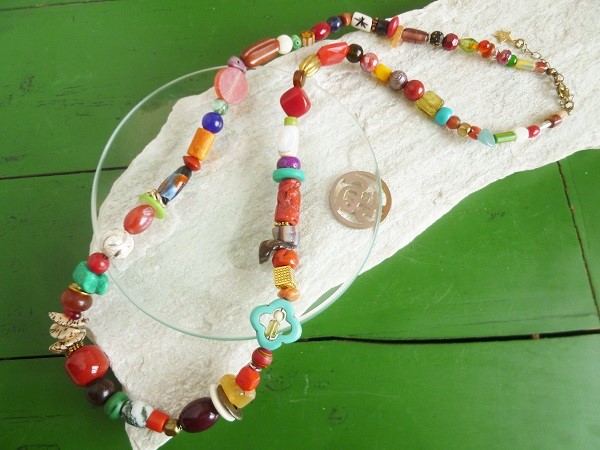 赤いカラフルビーズのネックレス