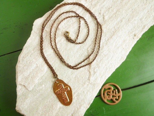 ムイム柄のクロスペンダント