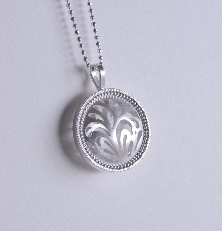 透かし模様のペンダントネックレス　N028