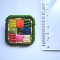 ビーズ刺繍　3×3ブローチ（緑） 4枚目の画像