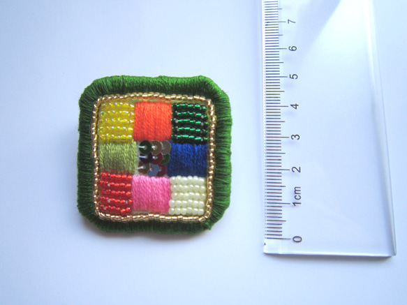 ビーズ刺繍　3×3ブローチ（緑） 4枚目の画像