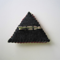 【再販2】ビーズ刺繍　三角ブローチ（小サイズ） 3枚目の画像