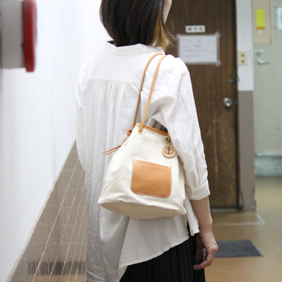 nico：生成（タンニン染め帆布×杤木レザー巾着トートバッグ） 2枚目の画像