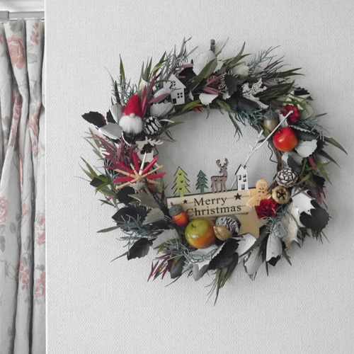 森の中の小人サンタのクリスマスリース