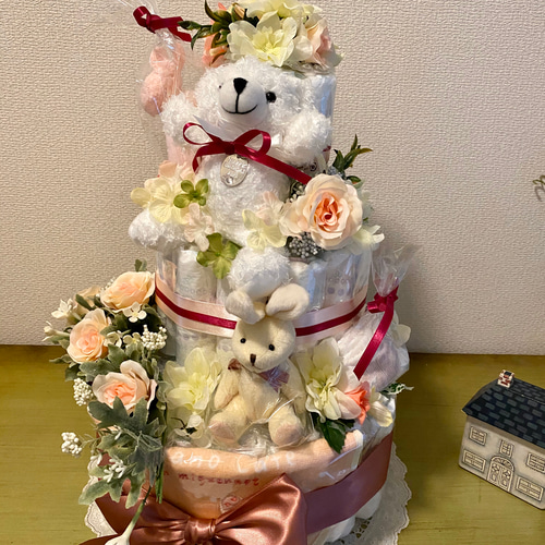 オムツケーキ豪華三段、バースデーベア付き 雑貨・その他 オムツケーキ豪華三段、バースデーベア付き 雑貨・その他