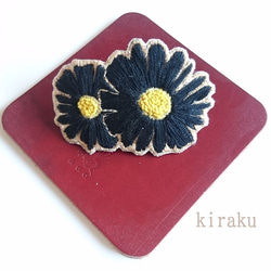 お花の手刺繍バレッタ(黒) 1枚目の画像