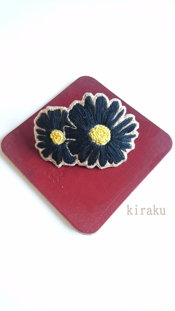 お花の手刺繍バレッタ(黒) 1枚目の画像