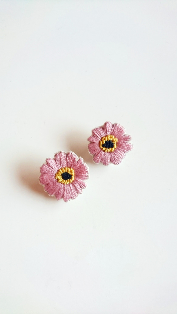 花の手刺繍イヤリング(ピンク) 2枚目の画像