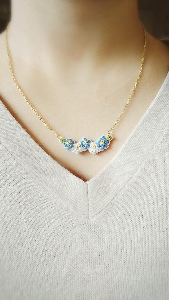 小花の手刺繍ネックレス　青✕白 2枚目の画像