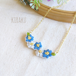 小花の手刺繍ネックレス　青✕白 1枚目の画像